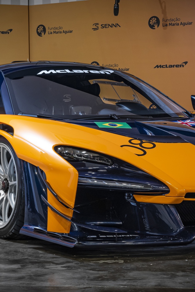 Оранжевый спортивный автомобиль McLaren GTR 2020 года 