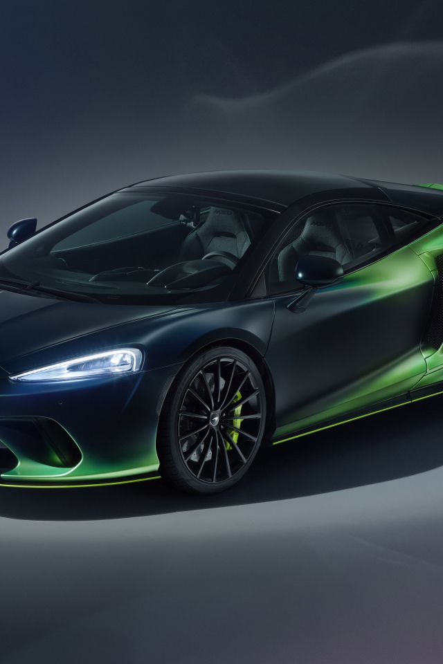 Автомобиль McLaren GT Verdant Theme By MSO 2020 года на сером фоне