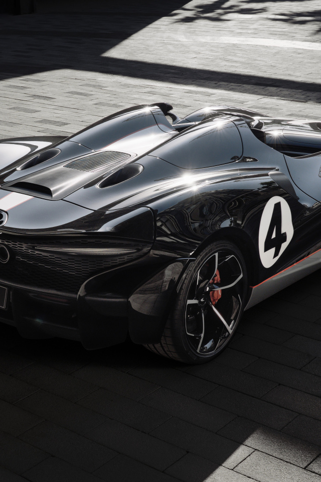 Черный спортивный автомобиль McLaren MSO Elva M1A Theme 2020 года вид сзади