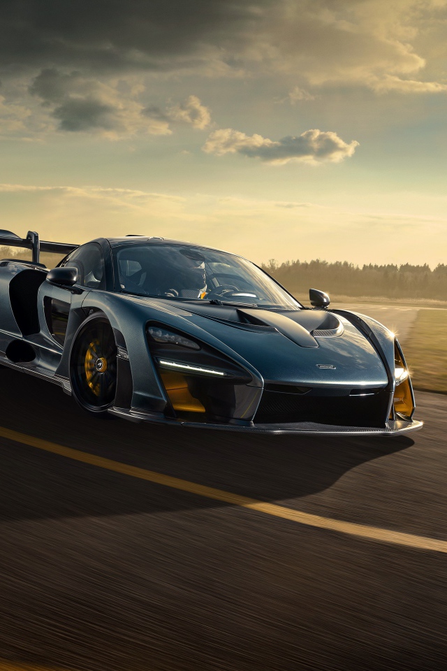 Гоночный автомобиль  McLaren Senna 2020 года на фоне заката 