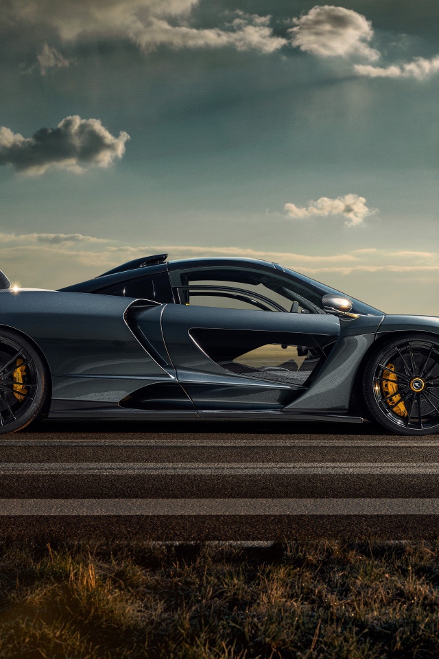 Автомобиль Novitec McLaren Senna 2020 года на фоне неба 