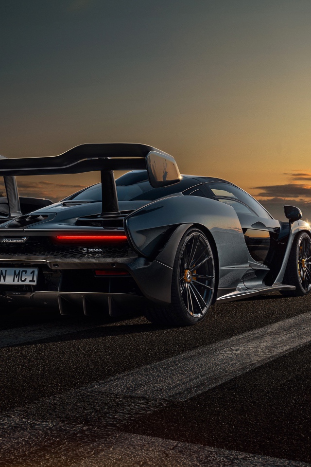 Гоночный автомобиль Novitec McLaren Senna 2020 года на трассе 