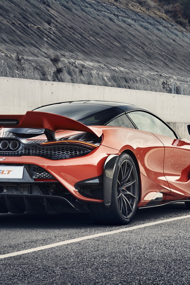 Красный спортивный автомобиль McLaren 765LT 2020 года 