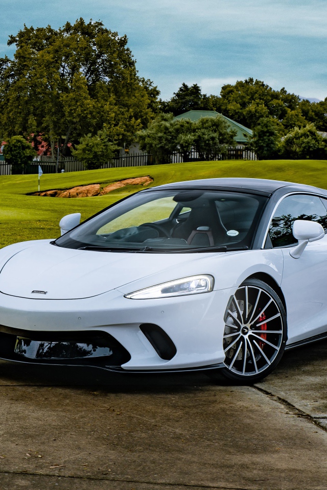 Белый спортивный автомобиль McLaren GT 2020 года 