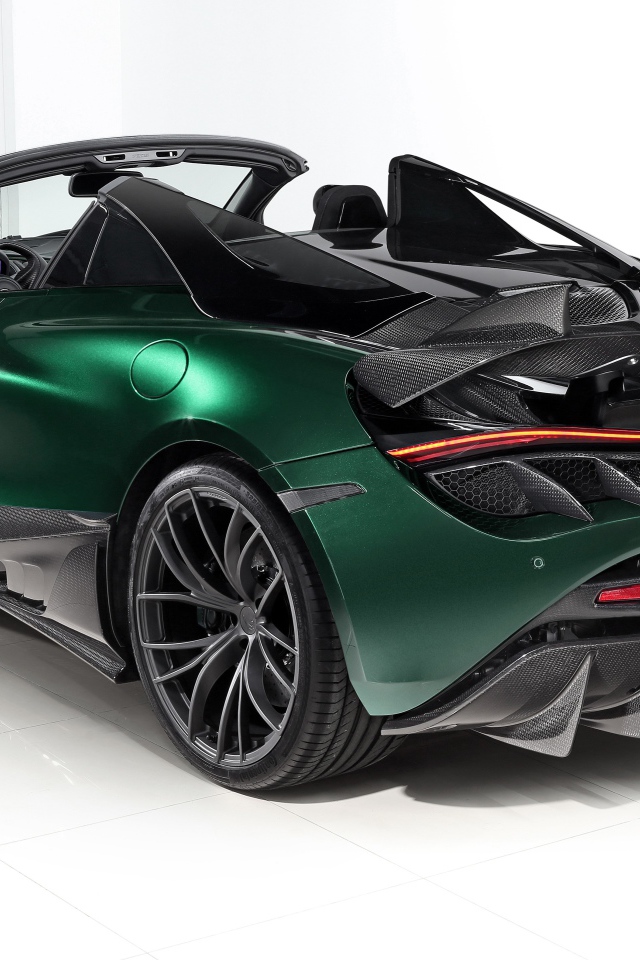 Зеленый автомобиль McLaren 720S Spider Fury 2020 года вид сзади
