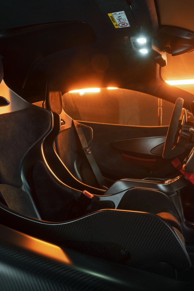 Черный салон автомобиля McLaren 620R 2021 года