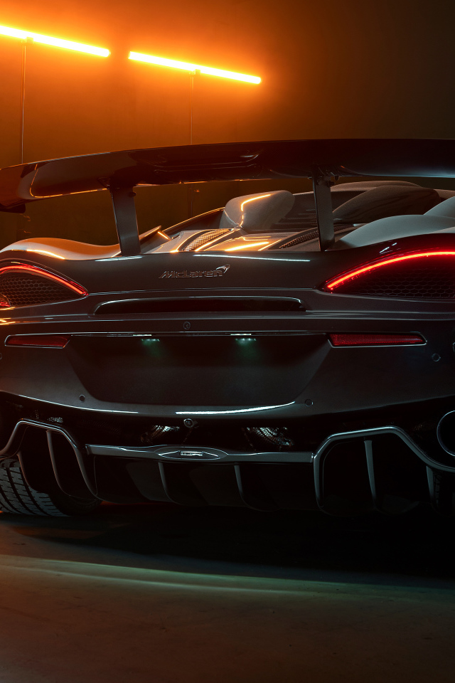 Автомобиль McLaren 620R 2021 года вид сзади
