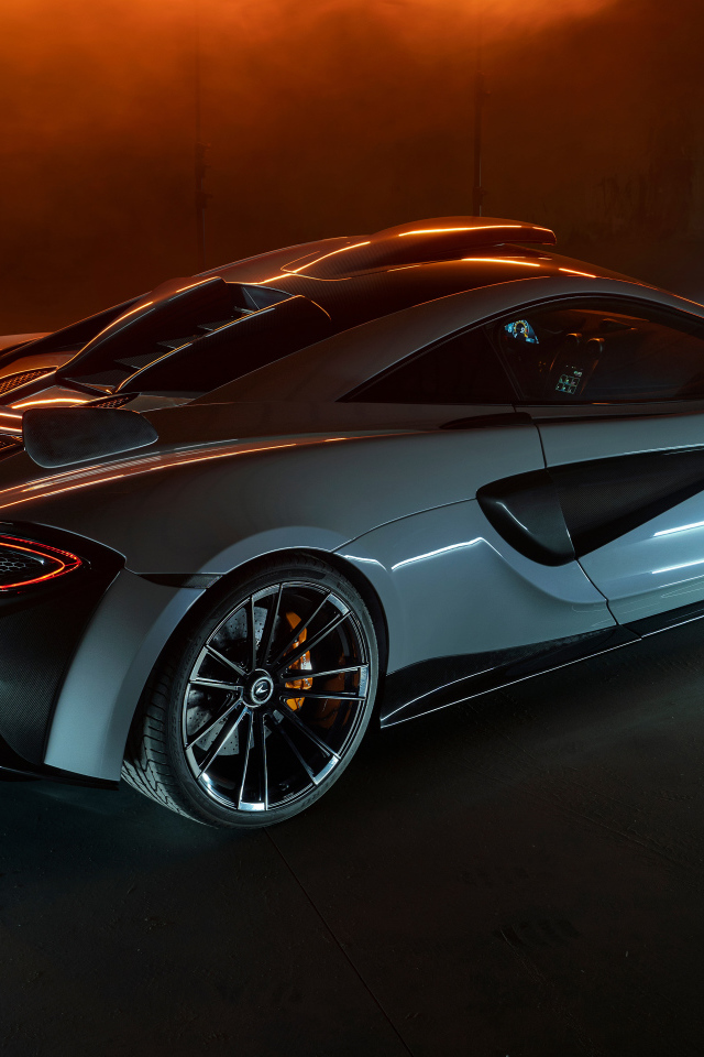 Спортивный автомобиль  McLaren 620R 2021 года вид сзади