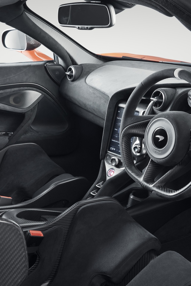 Черный салон автомобиля McLaren 765LT 2020 года 