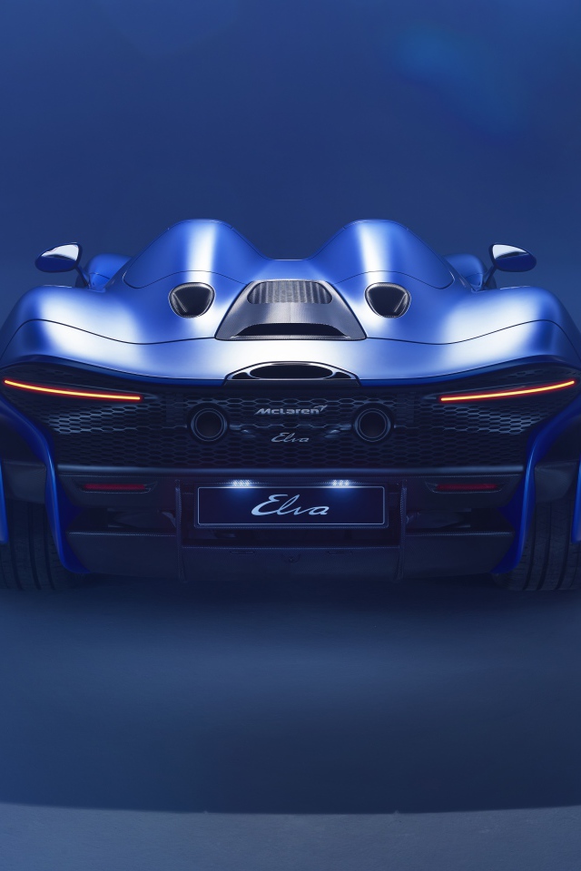 Синий автомобиль McLaren Elva 2020 года вид сзади