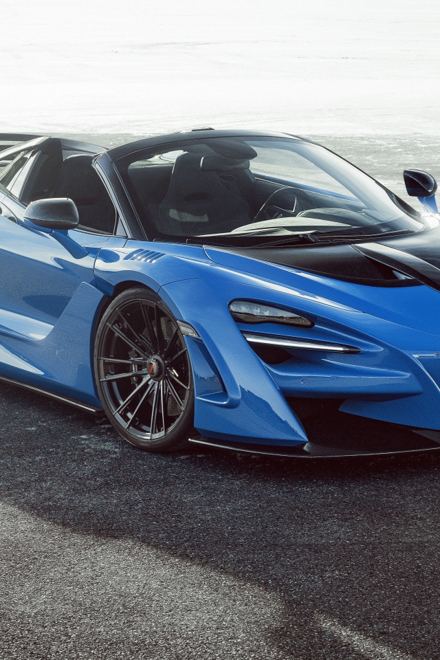 Синий автомобиль  McLaren 720S,  2020 года на асфальте 
