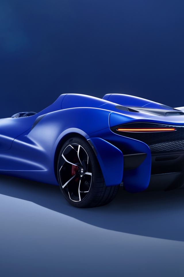 Синий автомобиль McLaren Elva,  2020 года на синем фоне