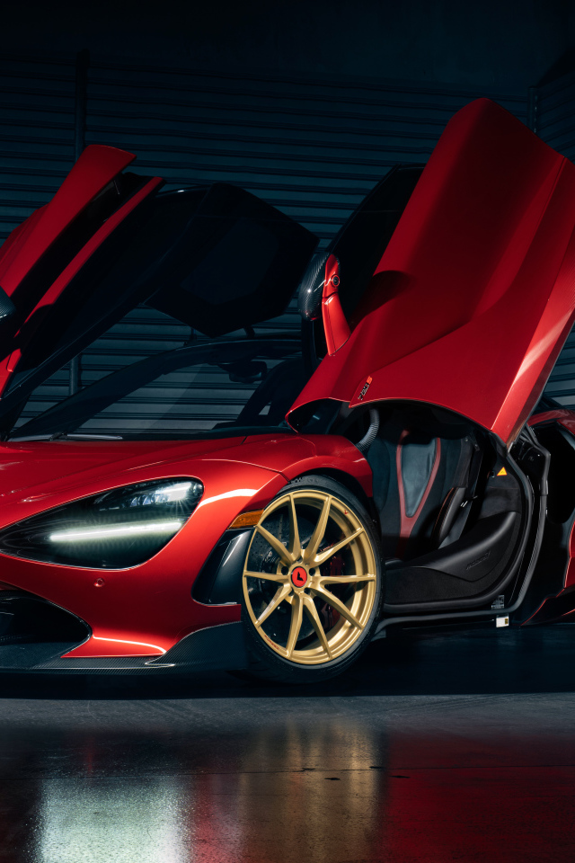 Быстрый автомобиль McLaren 720S с открытыми дверями