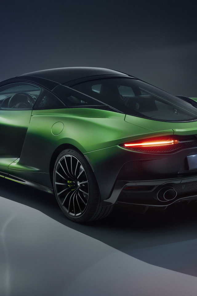 Быстрый зеленый автомобиль McLaren GT Verdant, 2020 года на сером фоне