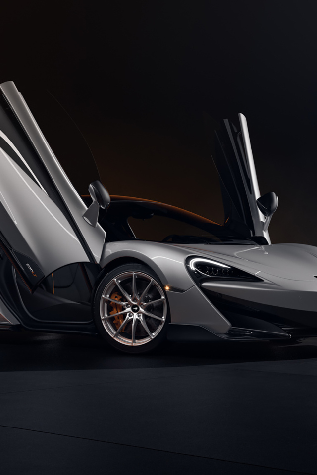 Серебристый спортивный автомобиль McLaren 600LT CGI с открытыми дверями