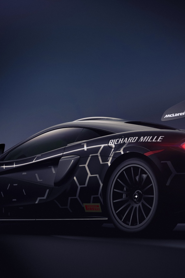 Автомобиль McLaren 620R года вид сзади
