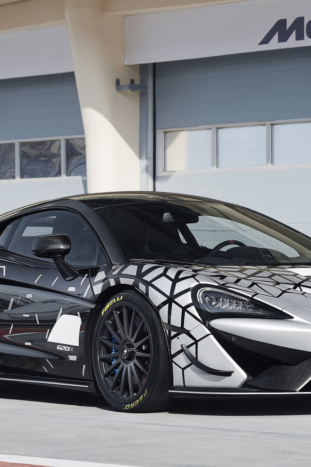 Гоночный автомобиль McLaren 620R у гаража