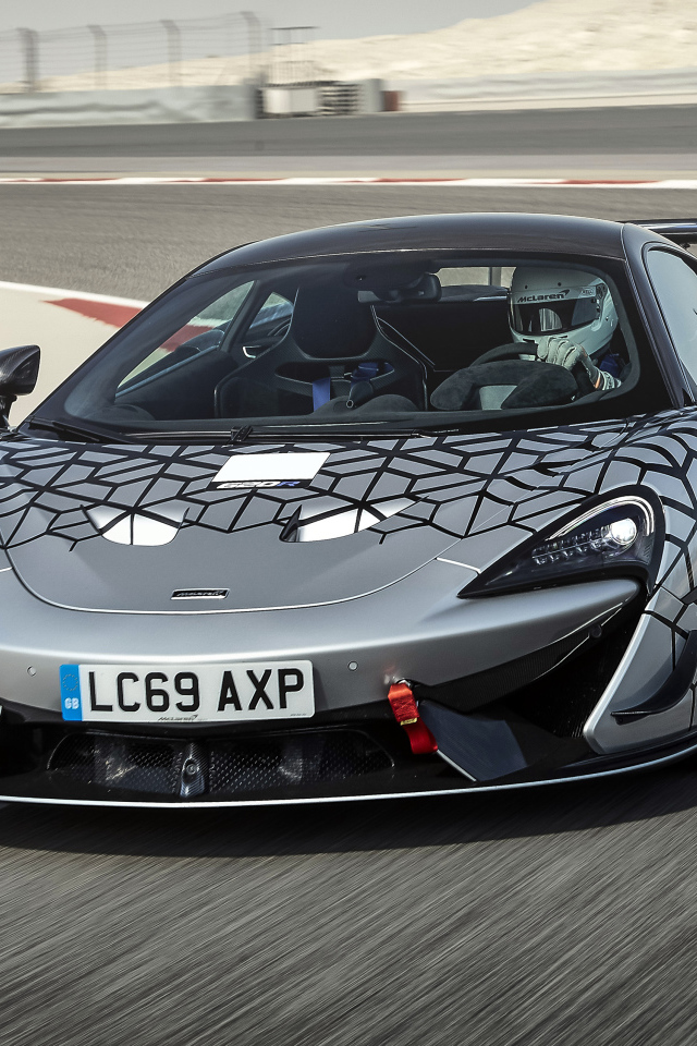 Гоночный автомобиль McLaren 620R на трассе