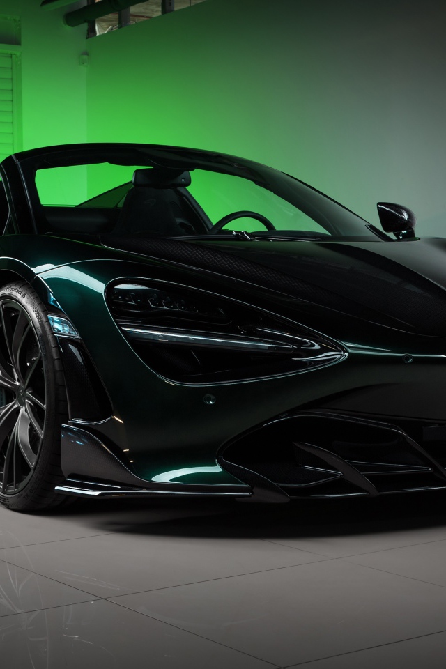 Черный спортивный автомобиль  McLaren 720S, 2020 года в гараже 