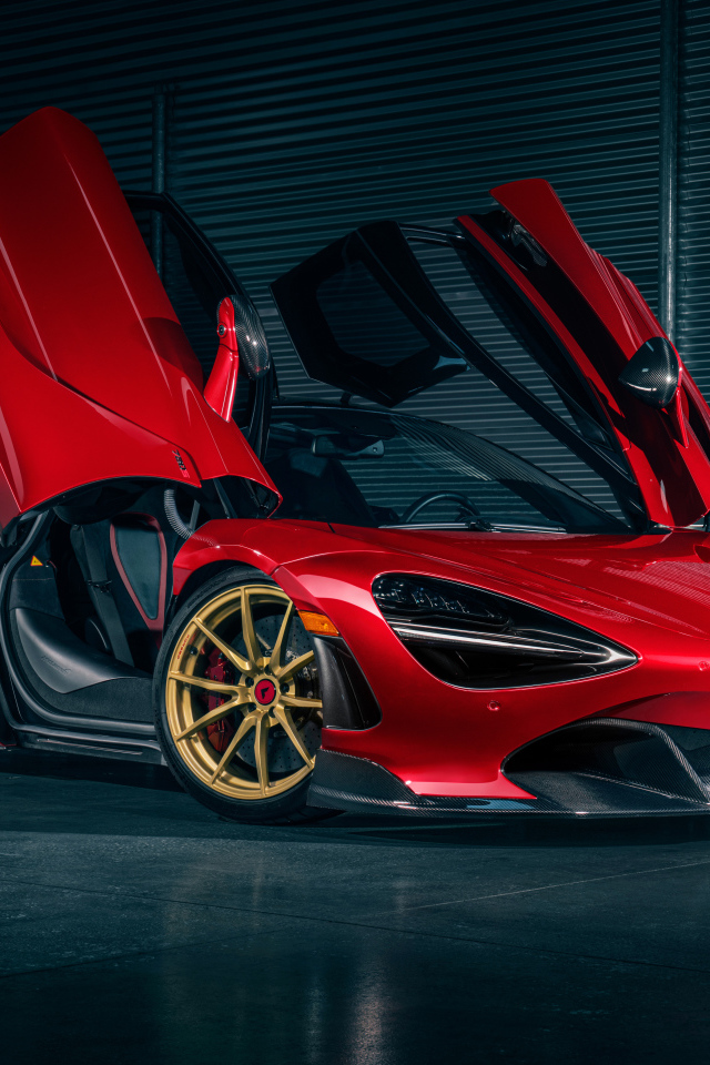 Автомобиль McLaren 720S на фоне серой стены