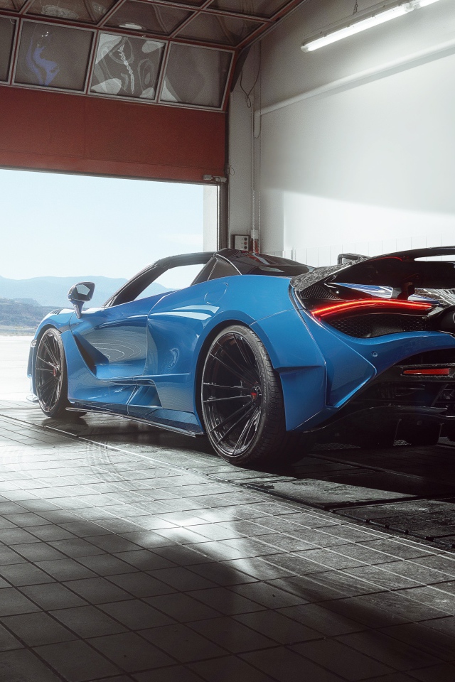 Спортивный автомобиль  McLaren 720S, 2020 года выезжает с гаража