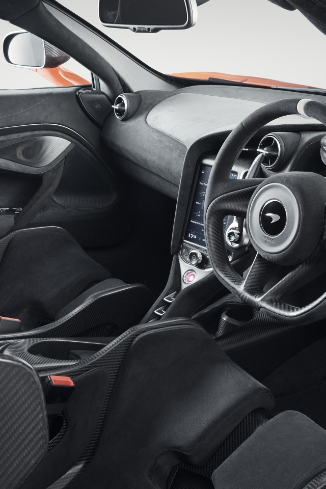 Черный кожаный салон автомобиля McLaren 765LT 2020 года