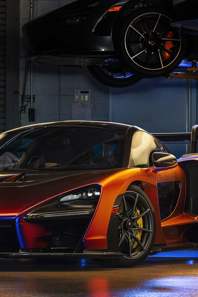 Оранжевый спортивный автомобиль McLaren MSO Senna в гараже