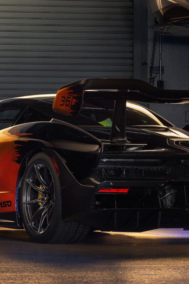 Спортивный автомобиль McLaren MSO Senna в гараже