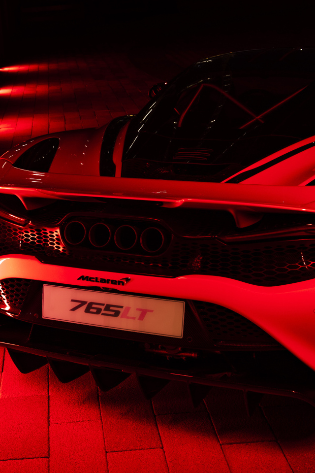 Вид сзади на автомобиль  McLaren 765LT, 2021 года