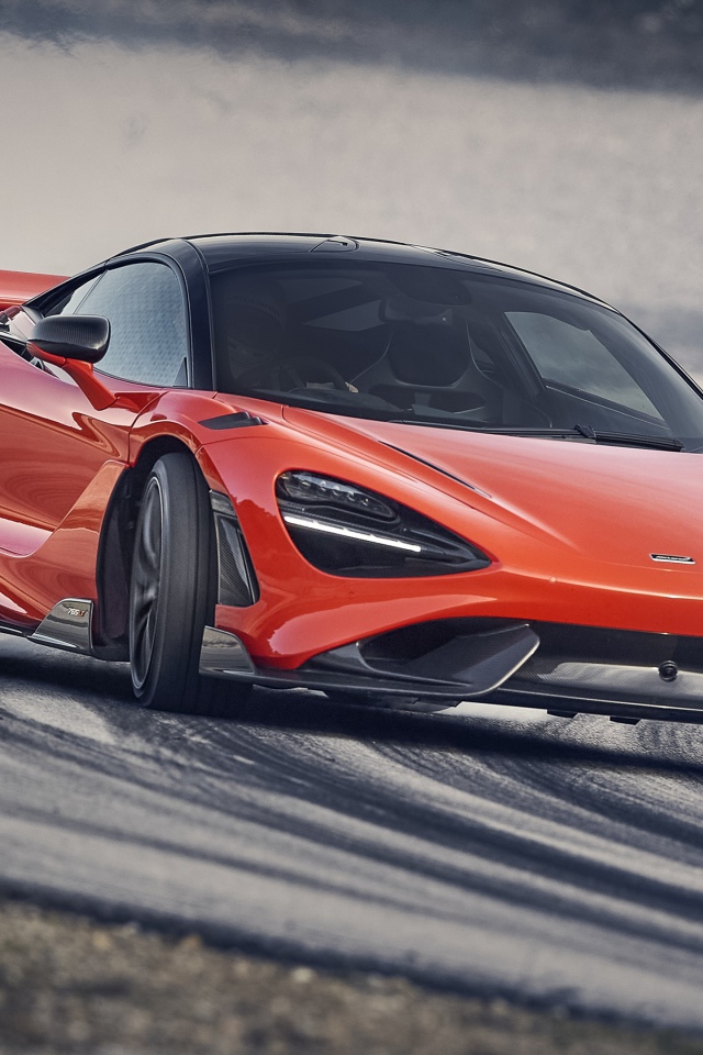 Красный гоночный автомобиль McLaren 765LT 2020 года на трассе 