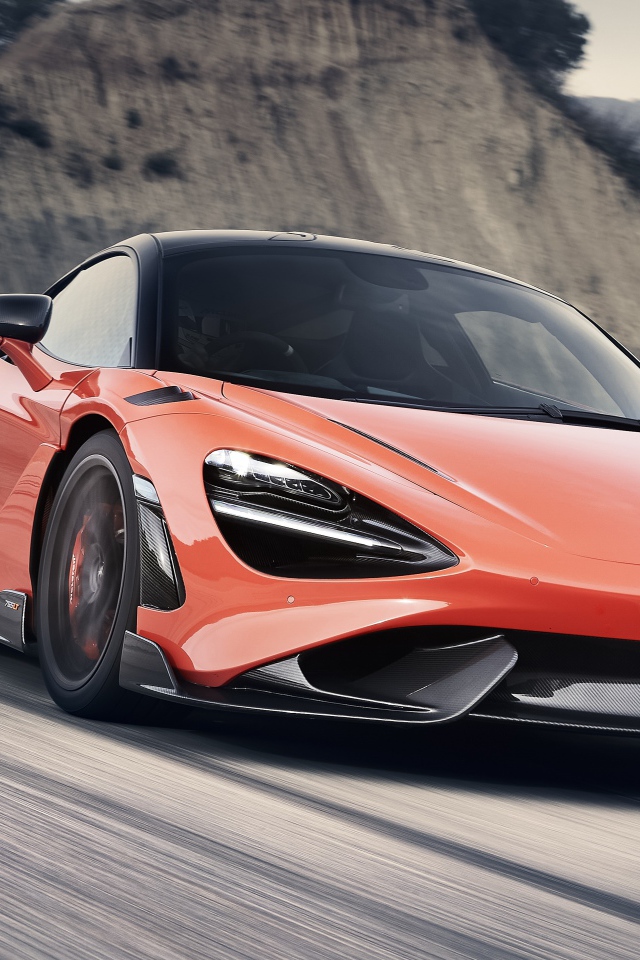 Красный автомобиль McLaren 765LT 2020 года на дороге в горах 