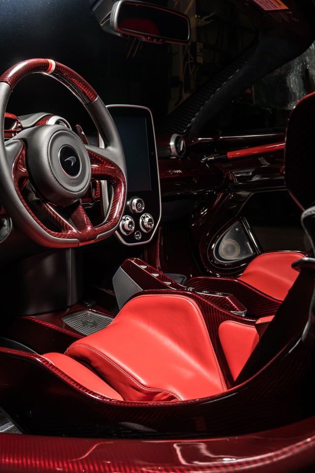 Красный кожаный салон McLaren Senna XP, 2019 года 