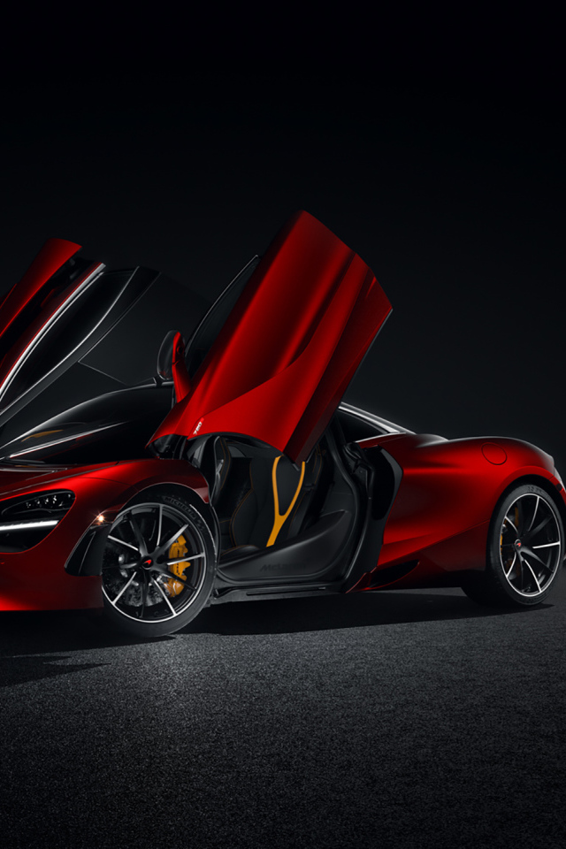 Красный спортивный автомобиль McLaren 720S CGI с открытыми дверями