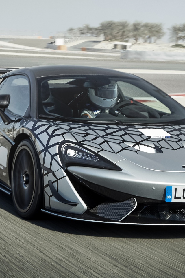 Спортивный автомобиль McLaren 620R на трассе