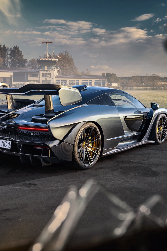 Вид из разбитого окна на автомобиль Novitec McLaren Senna 2020 года