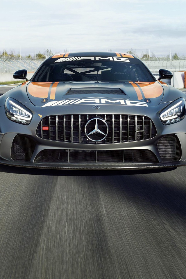 Автомобиль Mercedes-AMG GT4 2020 года на гонках 