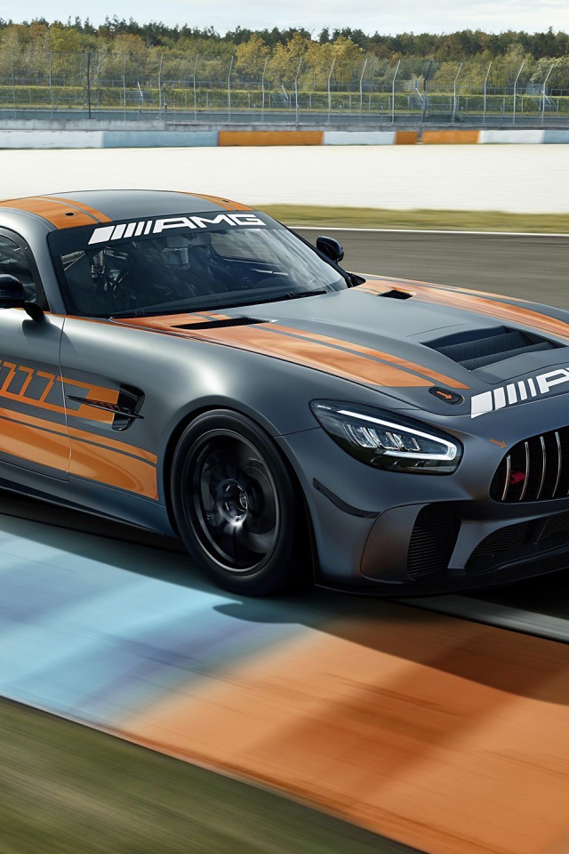 Автомобиль Mercedes-AMG GT4 2020 года на гоночной трассе