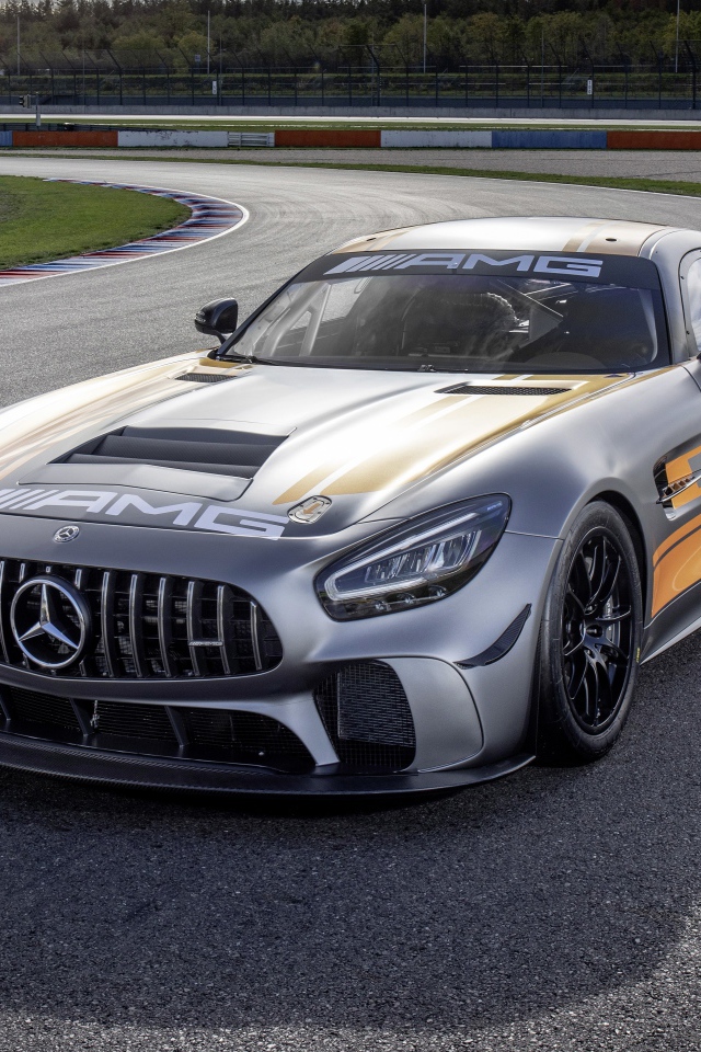 Гоночный автомобиль Mercedes-AMG GT4 2020 года на трассе 