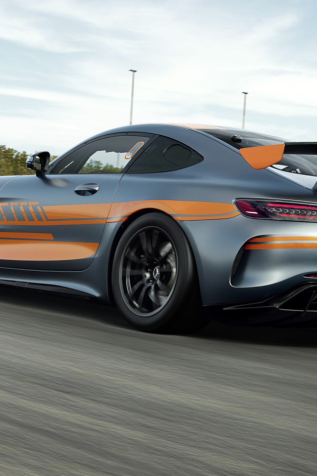 Гоночный автомобиль Mercedes-AMG GT4 2020 года на  трассе вид сзади