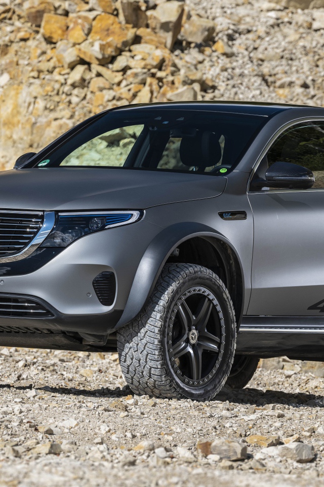 Внедорожник Mercedes-Benz EQC 4x4 2020 года в горах 