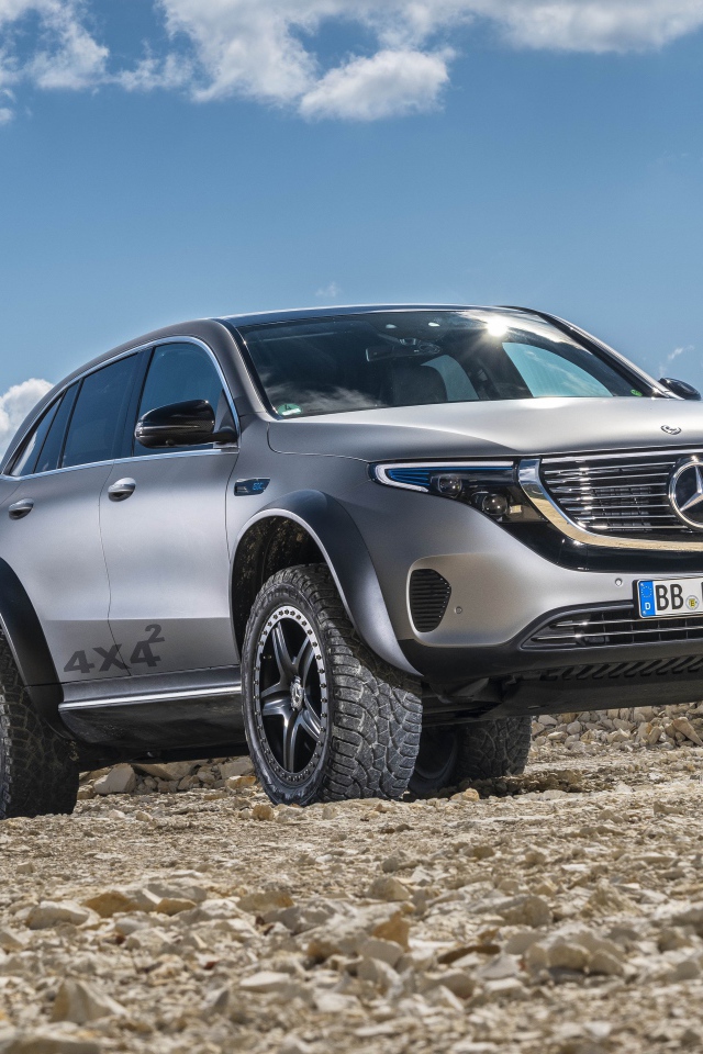 Серебристый внедорожник Mercedes-Benz EQC 4x4 2020 года 