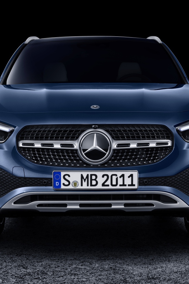Автомобиль Mercedes-Benz GLA 250 4MATIC Progressive Line Edition 1 2020 года вид спереди