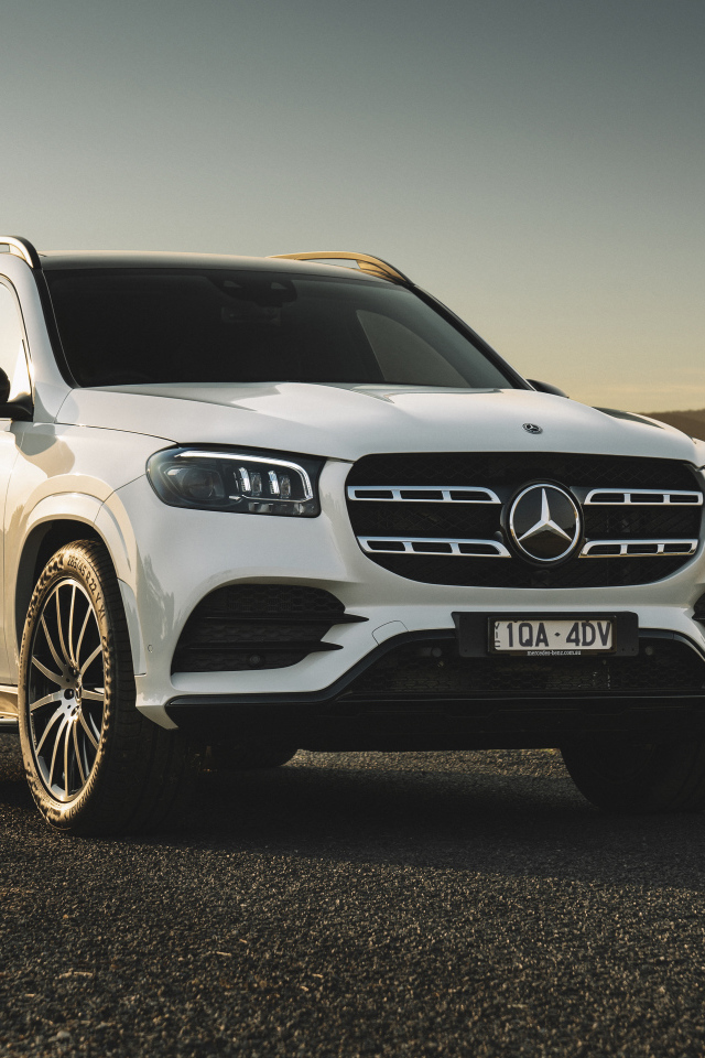 Белый стильный внедорожник Mercedes-Benz GLS 400 D 4MATIC AMG Line 2020 года