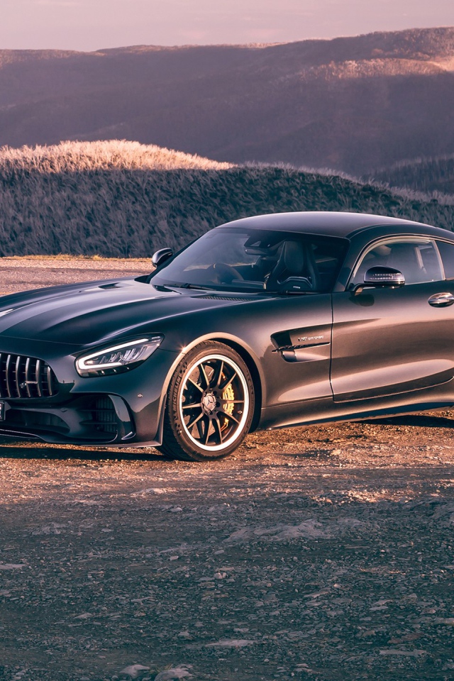Черный автомобиль Mercedes-AMG GT R 2020 года