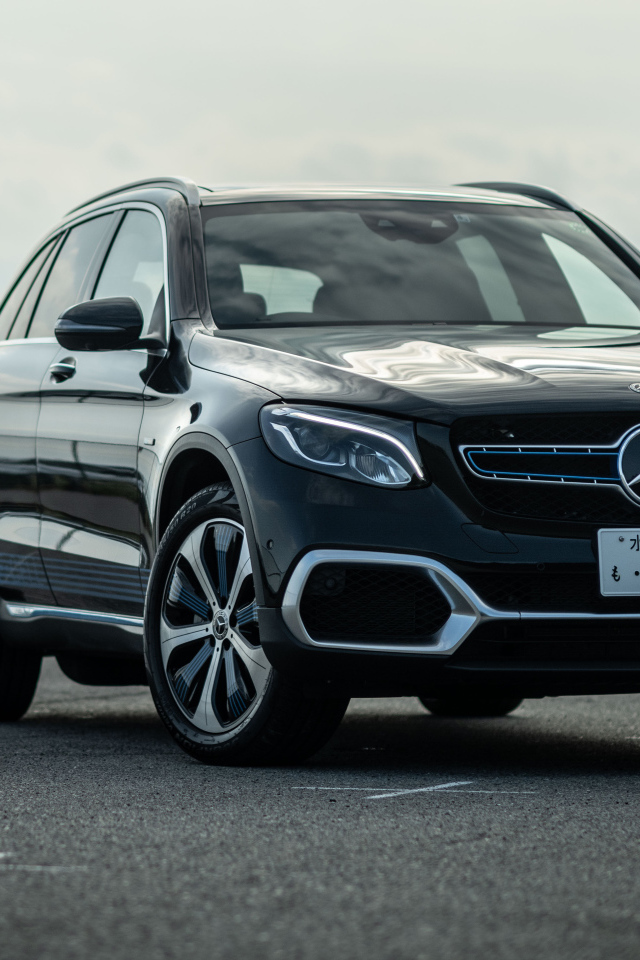 Черный автомобиль Mercedes-Benz GLC F-Cell 2021 года