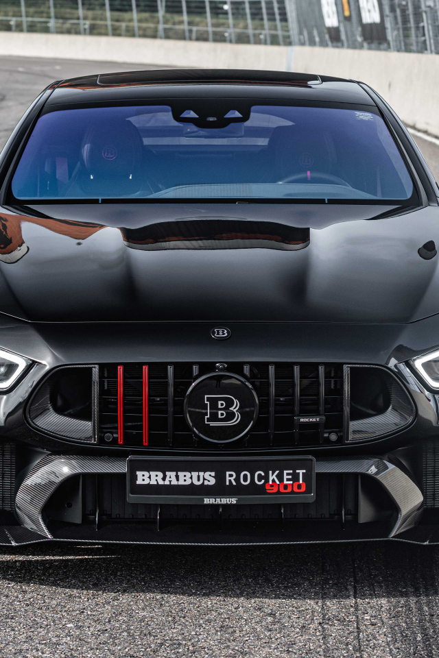 Черный автомобиль Brabus Rocket 900 One Of Ten Mercedes-AMG GT 63 S 4MATIC+ на дороге