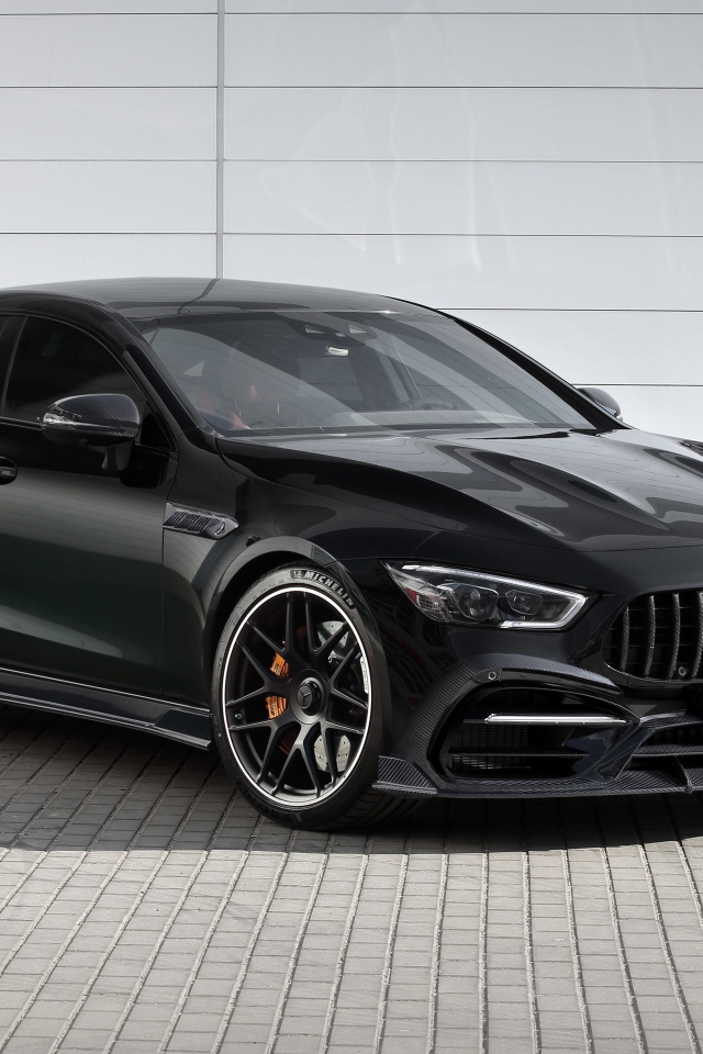 Черный автомобиль  Mercedes-AMG GT 63 S 4MATIC+ 4-Door Coupé Inferno 2020 года у гаража