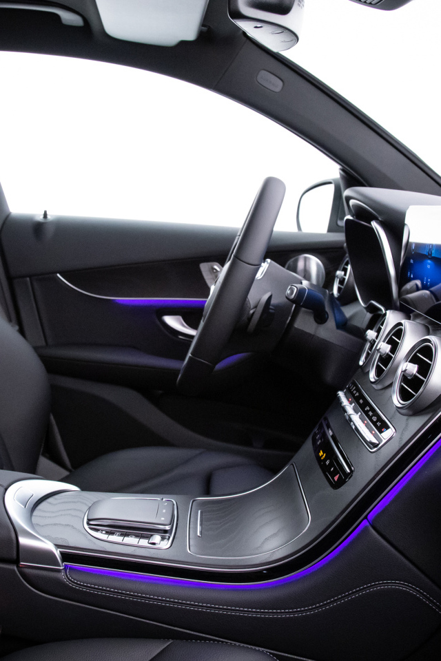 Черный кожаный салон автомобиля Mercedes-Benz GLC 300, 2019 года