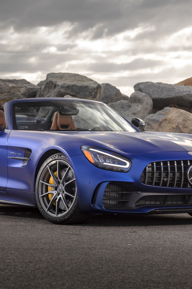 Синий кабриолет Mercedes-AMG GT R Roadster, 2020 года в горах 