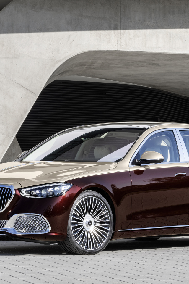 Бордовый автомобиль Mercedes-Maybach S 580,  2021 года